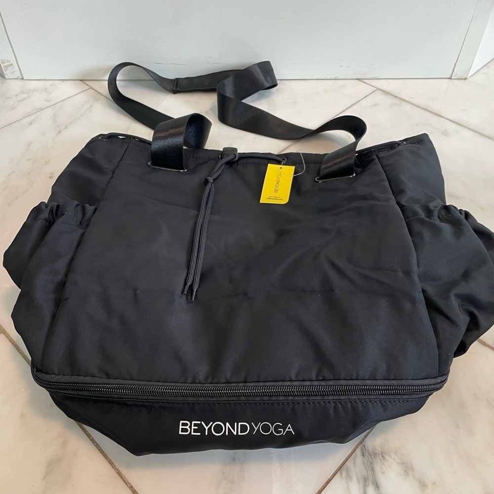 New! Beyond Yoga convertible black backpack or shoulder bag w/shoe compartment - Picture 2 of 8